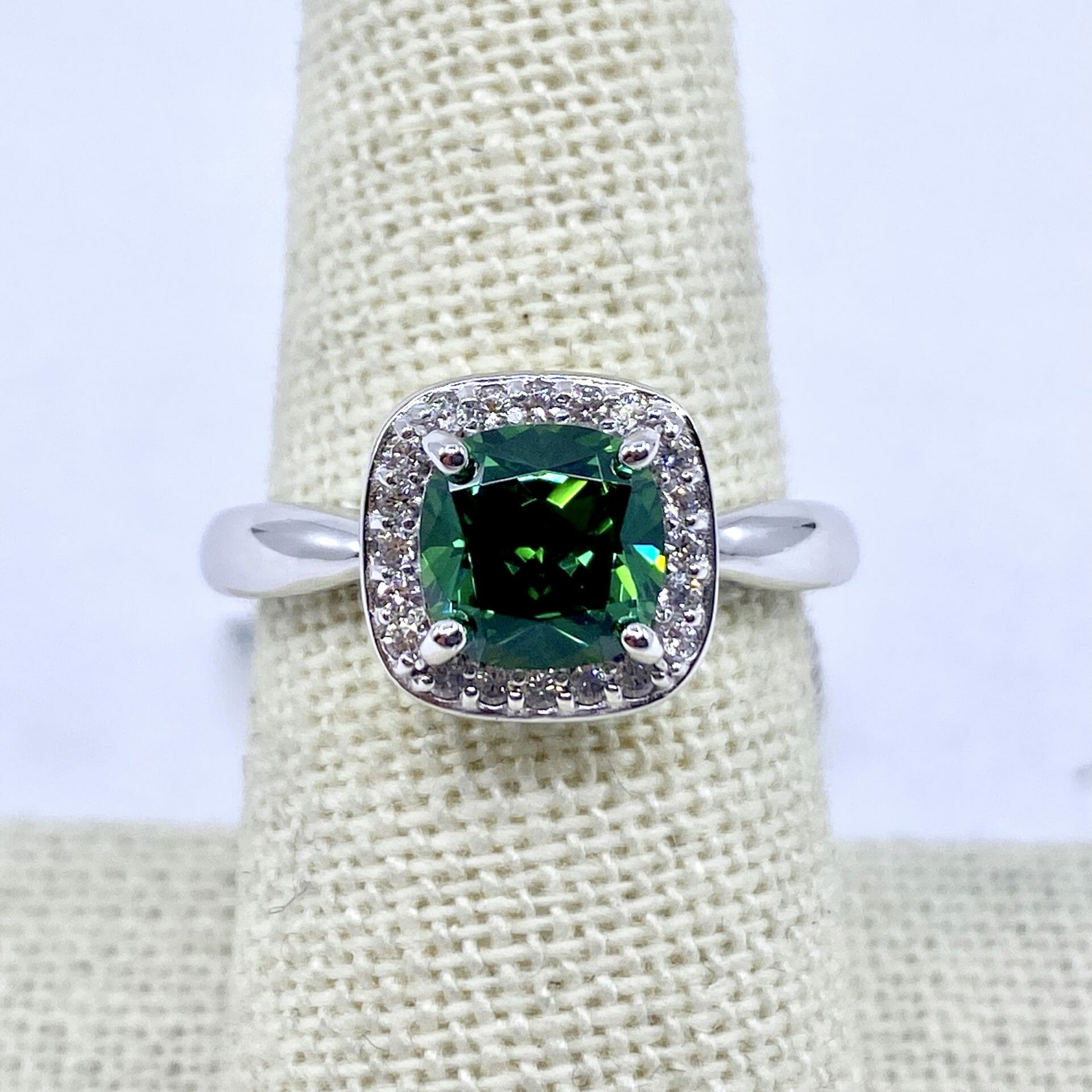 top Beschaven Groenland 925 Sterling Silver Swarovski Green Zirconia Gemstone Halo Ring Size 7 - L. Oppleman top Beschaven Groenland 925 Sterling Silver Swarovski Green Zirconia Gemstone Halo Ring Size 7 - L. Oppleman